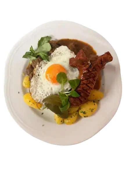 Fiakergulasch – Wiener Spezialität mit Frankfurter und Spiegelei