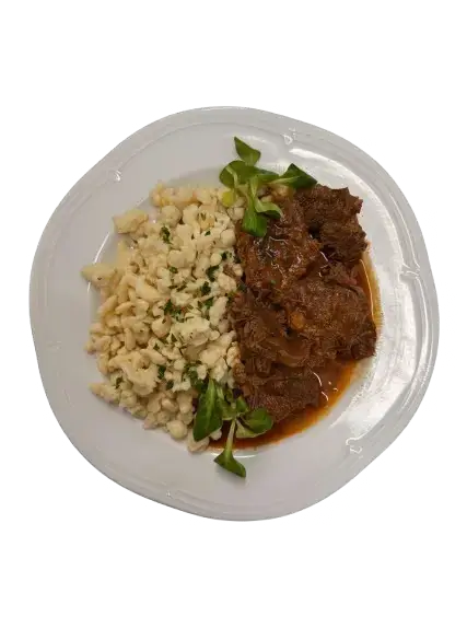 Traditionelles Wiener Gulasch – zartes Rindfleisch in Paprikasauce